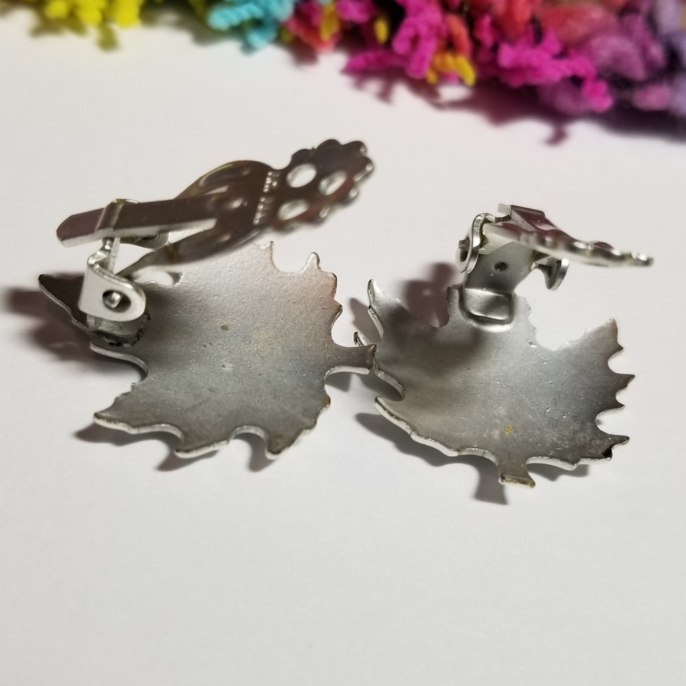 Relisted -Vintage maple leaf clip earrings silver tone tree nature woodland - Picture 9 of 10